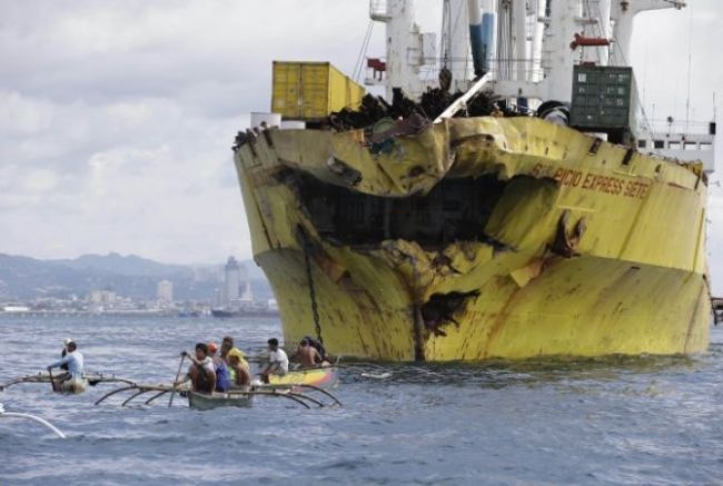 Tanker sa po zrážke s loďou začal potápať, ľudia spali