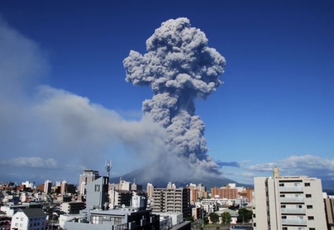 Mesto na juhu Japonska pokryl sopečný popol