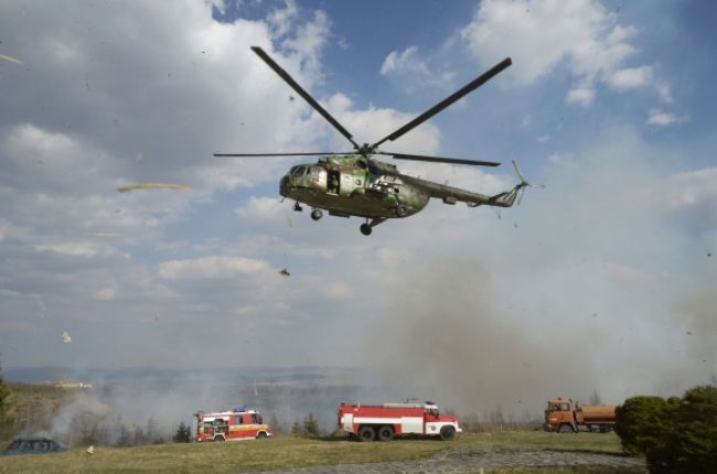 Na vrchu Pachoľa horí kosodrevina, hasí aj vrtuľník