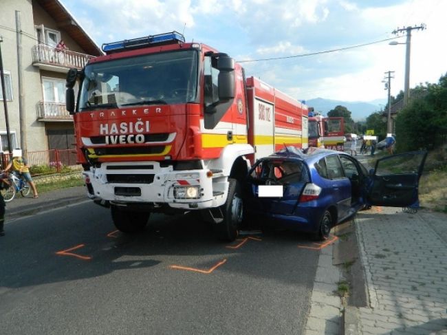 Vodička napálila autom priamo do hasičov, je ťažko zranená