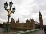 Londýn pod paľbou kritiky za zníženie dane pre najbohatších