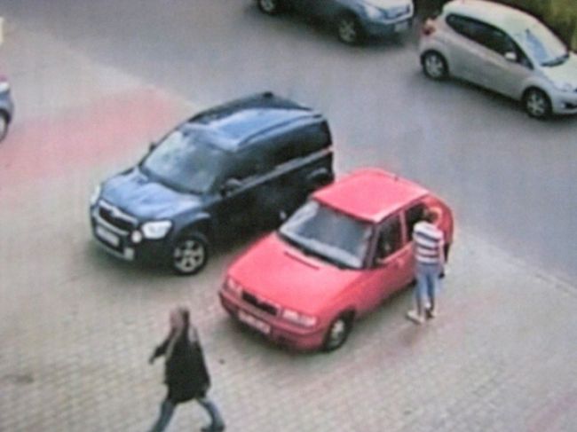 Polícia pátra po žene, ktorá narazila do zaparkovaného auta