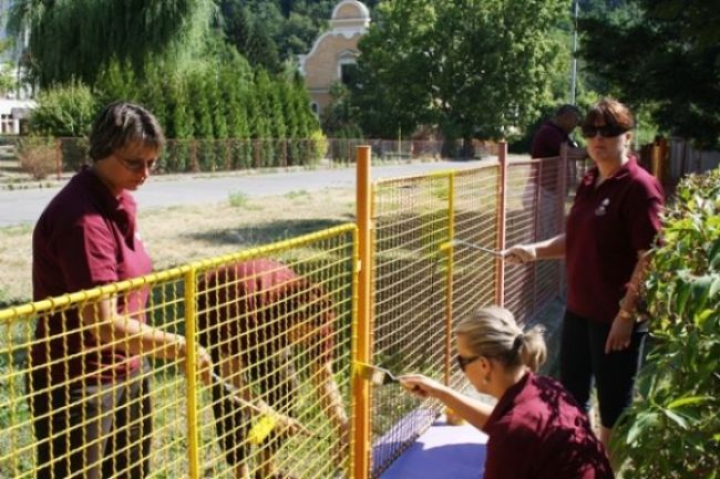 Škôlka v Radvani je krajšia vďaka dobrovoľníkom