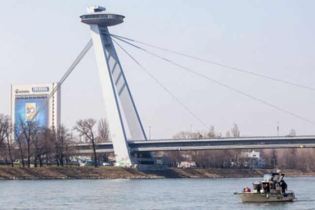 Žena chcela skočiť z mosta do Dunaja, policajti zasiahli