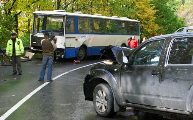 Zrazilo sa auto s autobusom, ktorý viezol deti na výlet