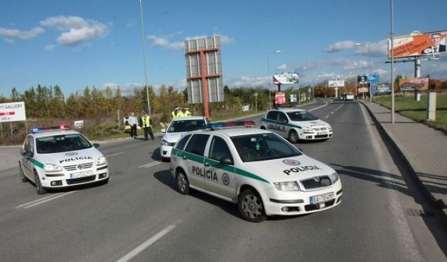 Policajti mali skôr overiť, po koho aute strieľali