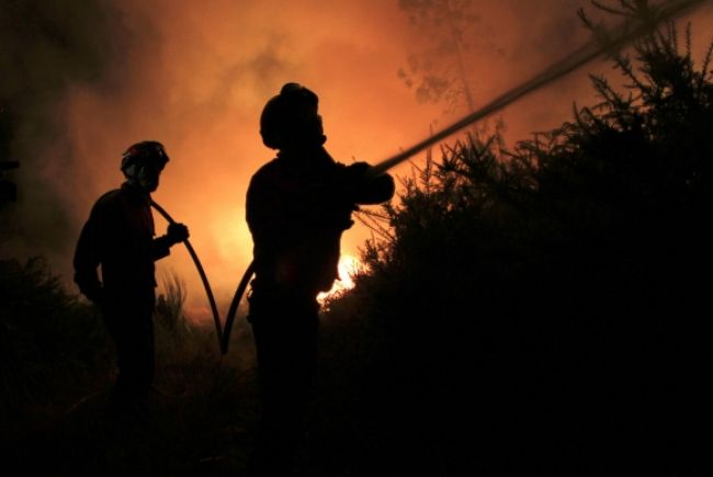 Španielski a portugalskí hasiči bojujú s lesnými požiarmi