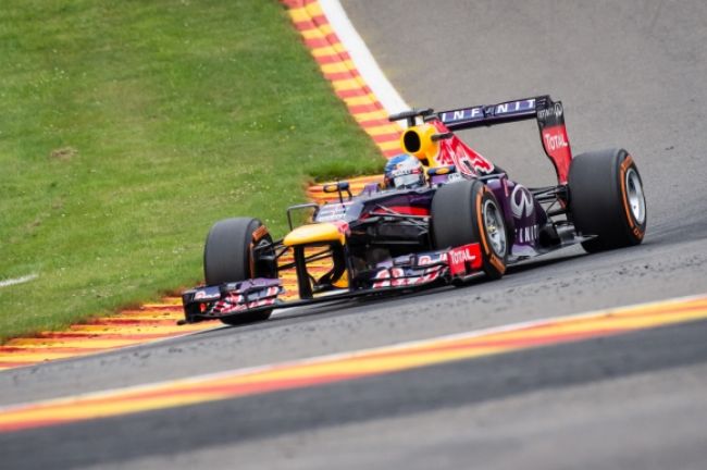 Kov v zákrute spôsobil v Belgicku defekty Vettela a Alonsa