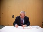 Petíciu proti ropovodu podpísal aj starosta Petržalky Bajan