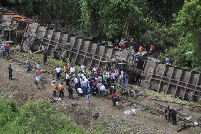 V Mexiku sa vykoľajila Bestia, vlak vezúci migrantov