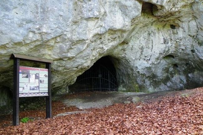 Rakúsku jaskyňu náhle zaplavilo, voda uväznila turistov