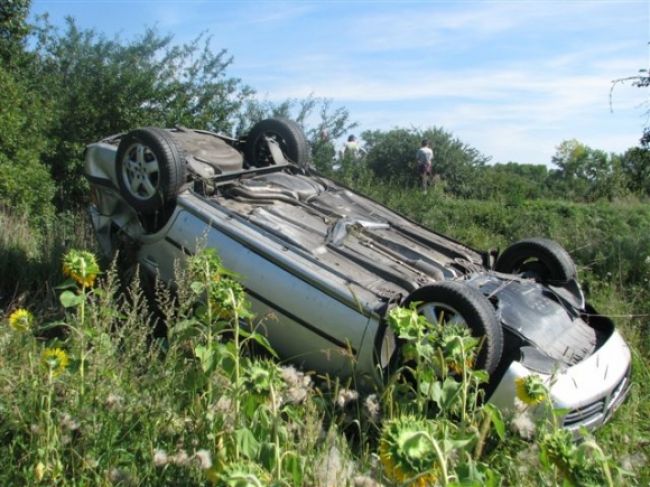 Auto skončilo v Ružíne, jedna osoba zahynula