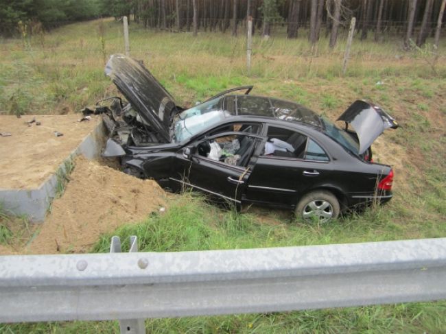 Vážna nehoda Mercedesu na diaľnici D2, zasahoval aj vrtuľník