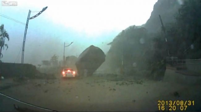 Video: Obrovský kameň takmer dopadol na auto
