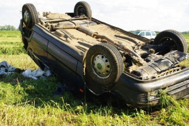 Mladík viezol brata s kamarátom do školy, cestou havarovali