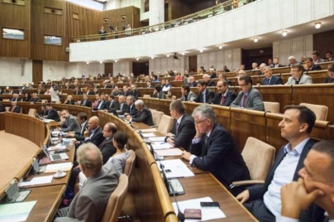 Poslanci si na schôdzi posvietia najmä na daňové úniky