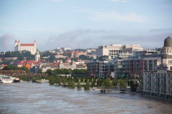 Hasiči vytiahli z Dunaja ženu, chcela skočiť naspäť