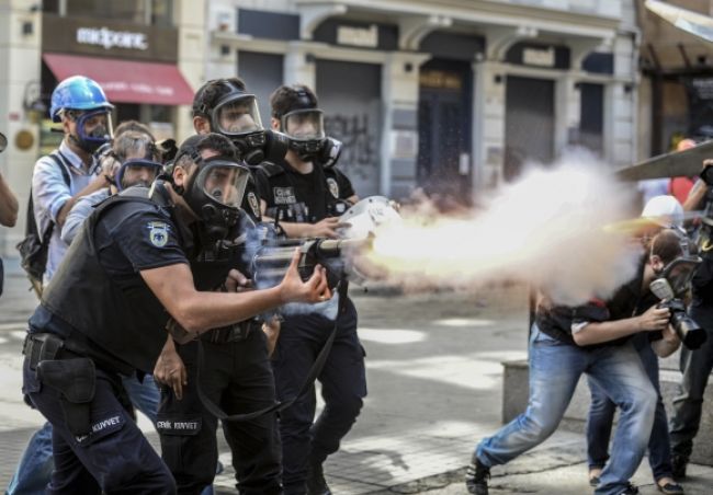 Turecká polícia zasiahla plynom proti stovkám študentov