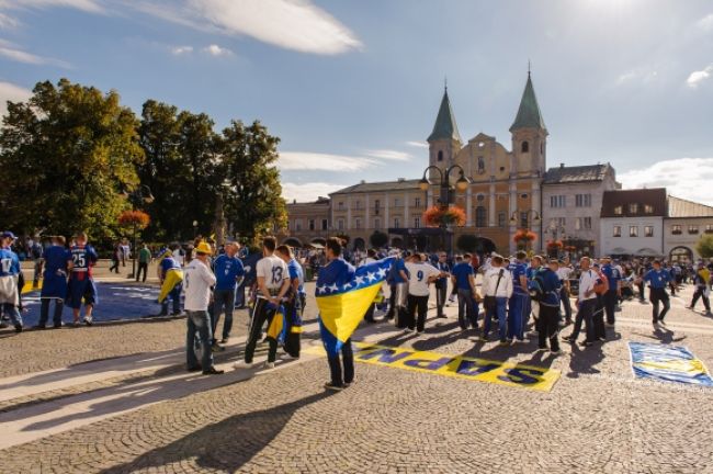 Fanúšikovia Bosny zaplavili Žilinu, polícia je v pohotovosti