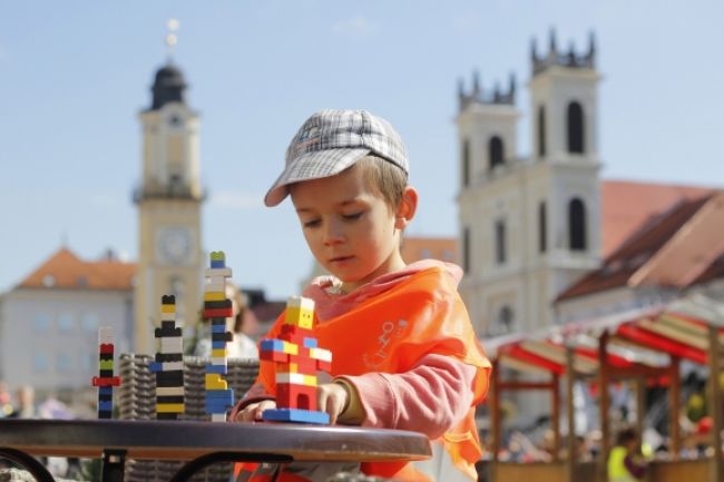 Takmer osemsto detí si postavilo svet, vytvorili rekord