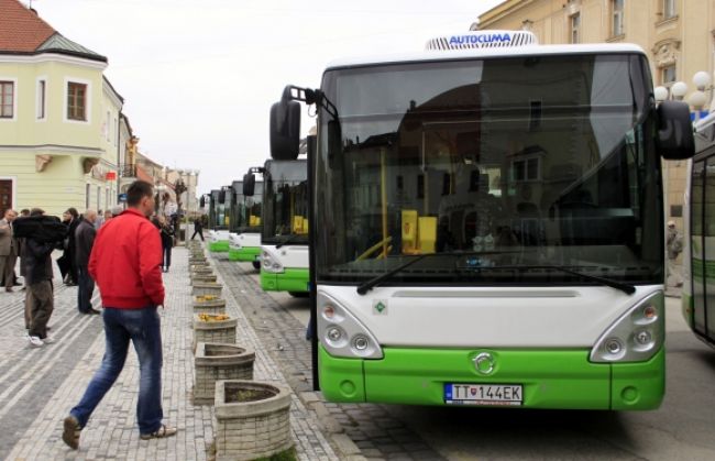 V trnavskom mestskom autobuse sa zranili traja ľudia