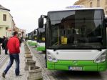 V trnavskom mestskom autobuse sa zranili traja ľudia