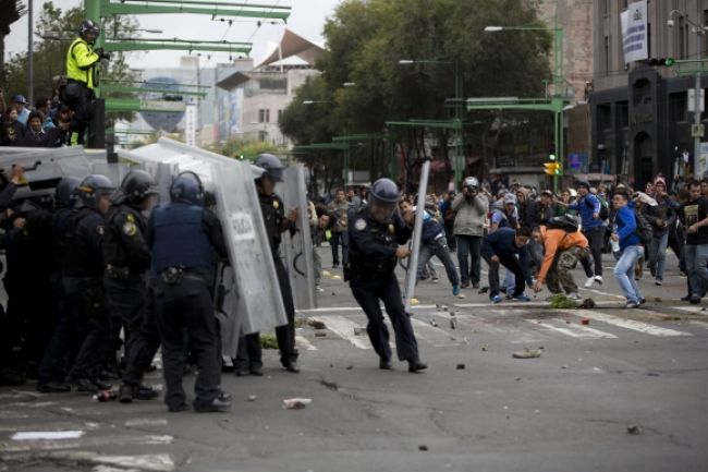 Mexická polícia tvrdo zasiahla voči nespokojným učiteľom