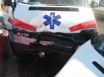 Auto sa v zákrute zrazilo so sanitkou, zranilo sa päť ľudí