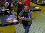 Vyšetrujú krádež v obchode, hľadajú podozrivých
