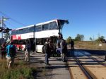 Desivá nehoda, dvojposchodový autobus sa zrazil s vlakom