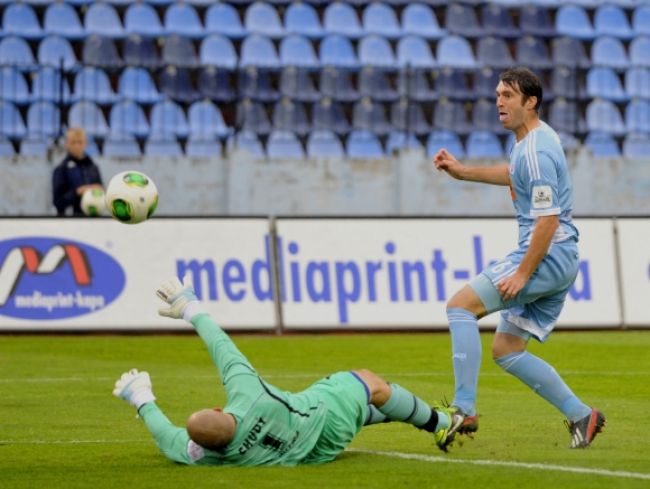 Slovan deklasoval poslednú Nitru a je na čele tabuľky