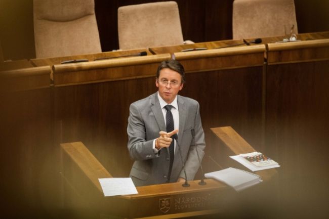 Ivan Mikloš kritizuje premiéra Fica za nečinnosť v eustreame