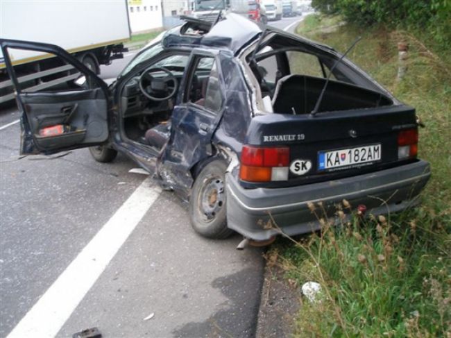 Smrteľná zrážka s kamiónom, vodič Renaultu nehodu neprežil