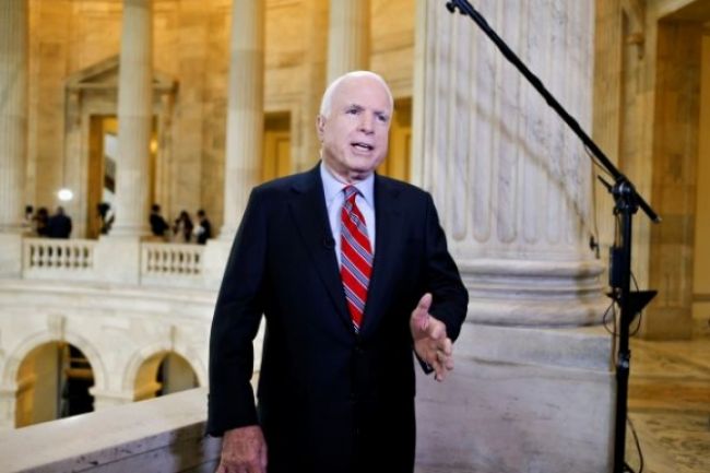 McCain na portáli komunistického denníka zaútočil na Putina