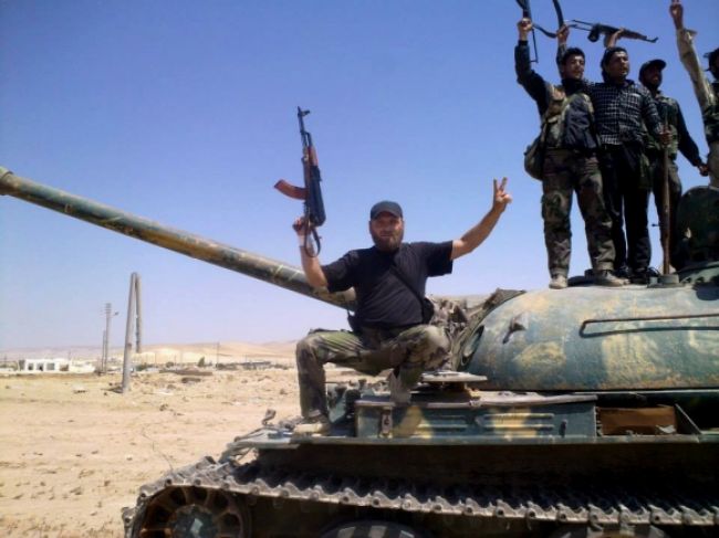 Dve sýrske povstalecké skupiny bojujú o pohraničné mesto