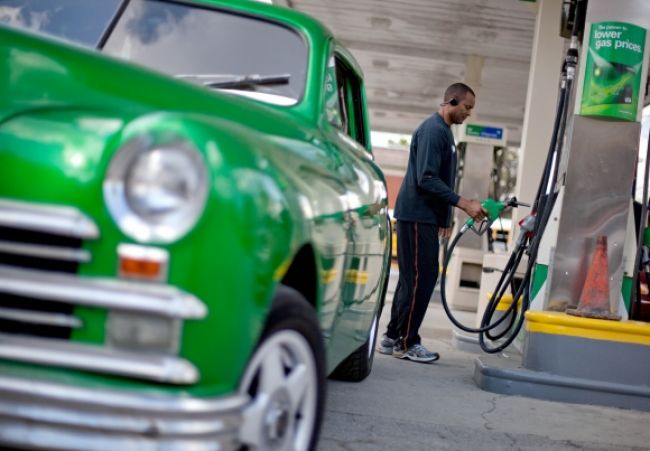 Dobrá správa pre vodičov, benzín a nafta by mali zlacnieť