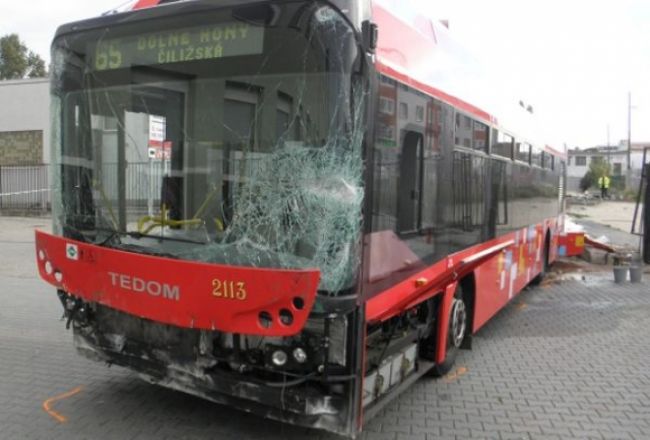 Vodičovi MHD prišlo zle, s autobusom skončil v plote