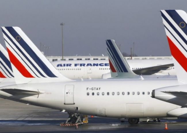 Pre tonu kokaínu v stroji Air France zadržali troch ľudí