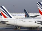 Pre tonu kokaínu v stroji Air France zadržali troch ľudí