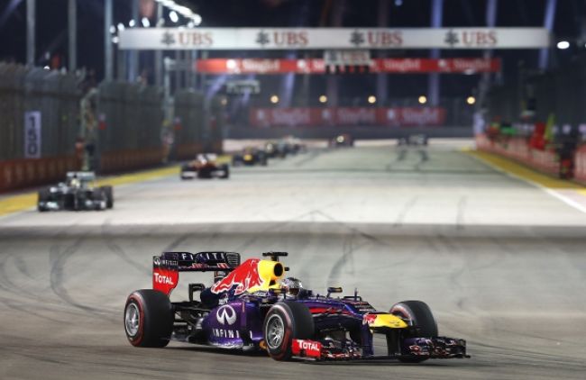 Vettel kráča k titulu majstra, víťazstvá sprevádza bučanie