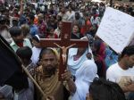 Útok na kresťanov v Pakistane má desiatky obetí, vzbúrili sa
