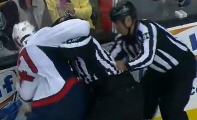Slovák Čajkovský sa pobil v prípravnom zápase NHL