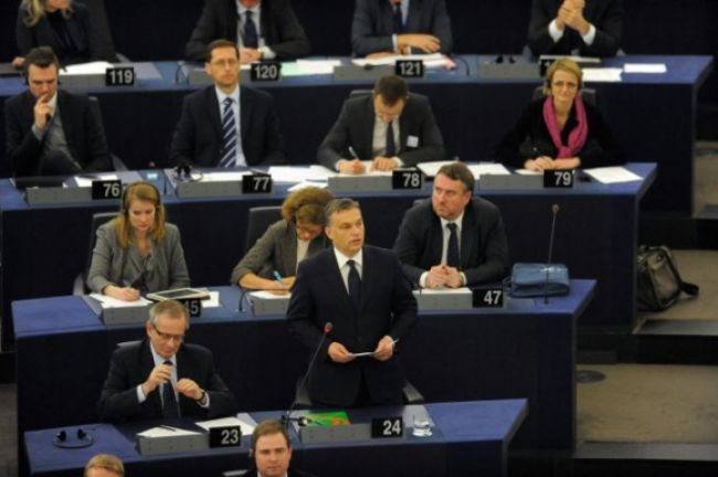 Slovenskí europoslanci budú môcť zastávať aj verejné funkcie