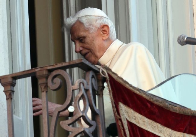 Nikdy som nezakrýval sexuálne škandály, bráni sa ex-pápež
