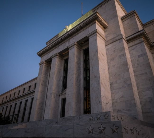 Fed zatiaľ ekonomiku podporovať musí, pomoc ale obmedzí