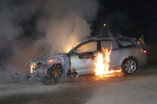 Vo Veľkom Krtíši horeli ďalšie autá, niekto podpálil Subaru