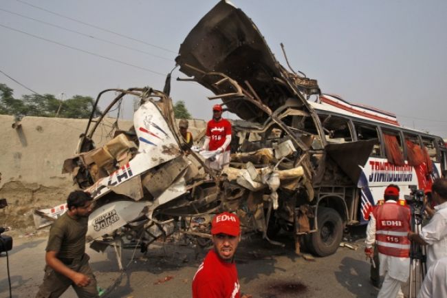 V autobuse vybuchla bomba, zabila desiatky Pakistancov