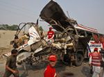 V autobuse vybuchla bomba, zabila desiatky Pakistancov