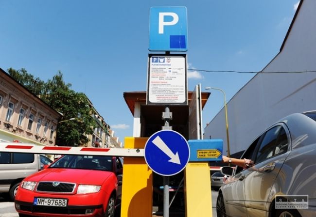 Bratislavskej Petržalke chýbajú tisícky parkovacích miest