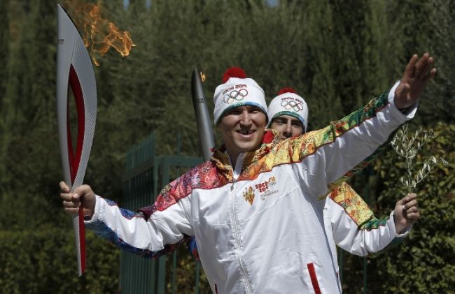 Video: V Grécku rozbehli štafetu s olympijským ohňom do Soči